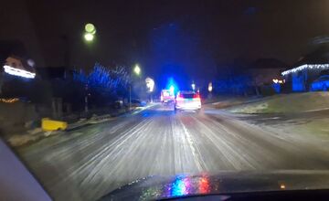 FOTO: V Nitrianskych Hrnčiarovciach zachraňovali podchladeného pána so psom, ležali na zastávke