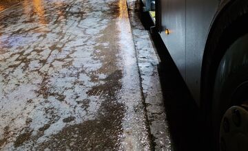 FOTO: Chodníky aj parkoviská v Nitre boli po mrznúcom daždi čistý ľad, šmýkali sa ľudia aj autá