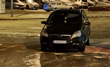 FOTO: Chodníky aj parkoviská v Nitre boli po mrznúcom daždi čistý ľad, šmýkali sa ľudia aj autá