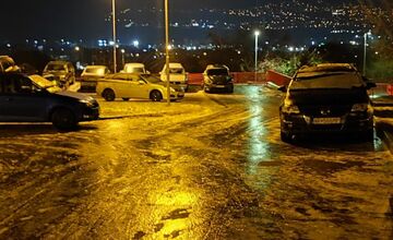 FOTO: Chodníky aj parkoviská v Nitre boli po mrznúcom daždi čistý ľad, šmýkali sa ľudia aj autá