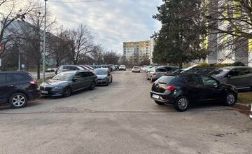 FOTO: Preplnené kontajnery a smeti pohádzané všade okolo rozhnevali obyvateľov nitrianskych Dielov