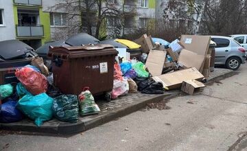 FOTO: Preplnené kontajnery a smeti pohádzané všade okolo rozhnevali obyvateľov nitrianskych Dielov