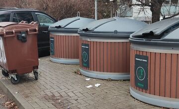 FOTO: Preplnené kontajnery a smeti pohádzané všade okolo rozhnevali obyvateľov nitrianskych Dielov