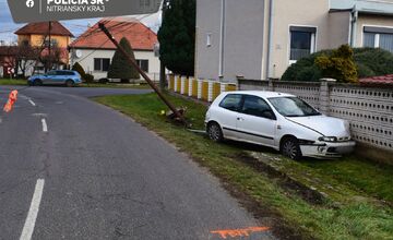 FOTO: Vodič zdemoloval telekomunikačný stĺp vo Veľkých Kozmálovciach, bol opitý