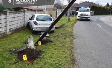 FOTO: Vodič zdemoloval telekomunikačný stĺp vo Veľkých Kozmálovciach, bol opitý