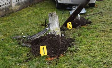 FOTO: Vodič zdemoloval telekomunikačný stĺp vo Veľkých Kozmálovciach, bol opitý