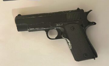 FOTO: Mladík, ktorý v Zlatých Moravciach vykradol autá a prepadol taxikára, je už za mrežami