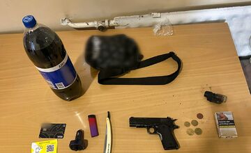 FOTO: Mladík, ktorý v Zlatých Moravciach vykradol autá a prepadol taxikára, je už za mrežami