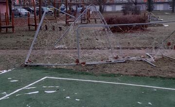 FOTO: Na sídlisku v Šali niekto zničil futbalové bránky