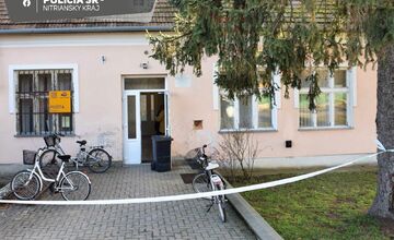 FOTO: Policajti zadržali podozrivého z lúpežného prepadnutia pošty v Dolnom Piale