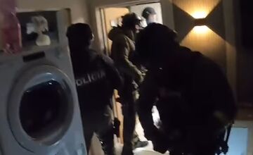 FOTO: Policajti zadržali podozrivého z lúpežného prepadnutia pošty v Dolnom Piale