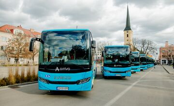 FOTO: V Nových Zámkoch slávnostne odovzdali 61 nových autobusov. Arriva ich nasadí v celom kraji