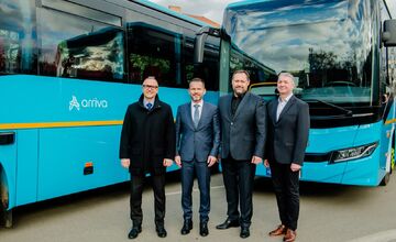FOTO: V Nových Zámkoch slávnostne odovzdali 61 nových autobusov. Arriva ich nasadí v celom kraji