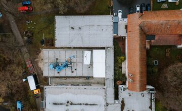 FOTO: Zariadenie sociálnych služieb Kreatív v Klasove rozšíria, priviezli sem 22 mobilných kontajnerov