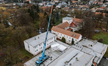 FOTO: Zariadenie sociálnych služieb Kreatív v Klasove rozšíria, priviezli sem 22 mobilných kontajnerov
