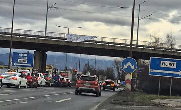 FOTO: Takto sa pozýva na zápas? V Žiline sa objavil vulgárny transparent namierený proti Nitre