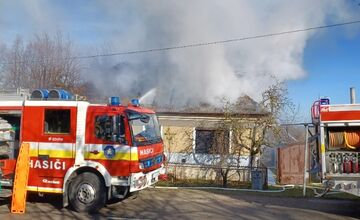 FOTO: Rodinný dom v Šalgovciach zachvátili plamene, po zranenú seniorku musel prísť vrtuľník