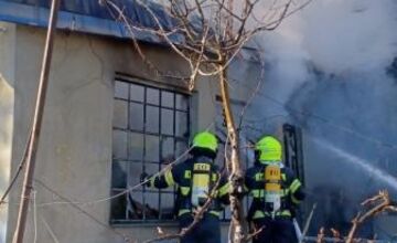 FOTO: Rodinný dom v Šalgovciach zachvátili plamene, po zranenú seniorku musel prísť vrtuľník
