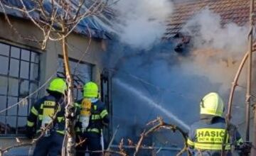 FOTO: Rodinný dom v Šalgovciach zachvátili plamene, po zranenú seniorku musel prísť vrtuľník