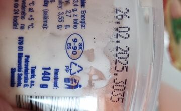 FOTO: Tesco sťahuje z predaja obľúbený šalát. Zákazník v ňom našiel úlomky skla