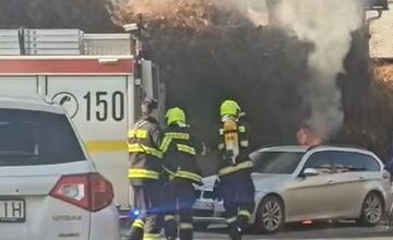 FOTO: V centre Nitry začalo horieť osobné auto
