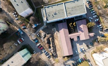 FOTO: Pri poliklinike Párovce vzniká nové parkovisko