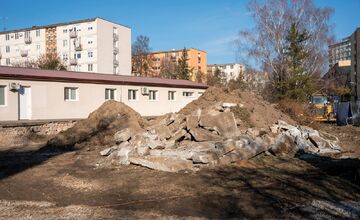 FOTO: Pri poliklinike Párovce vzniká nové parkovisko