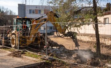 FOTO: Pri poliklinike Párovce vzniká nové parkovisko
