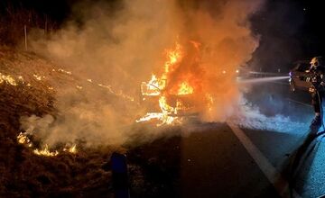 FOTO: Na R1 za Nitrou zasahovali hasiči, auto zachvátili plamene 