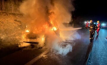 FOTO: Na R1 za Nitrou zasahovali hasiči, auto zachvátili plamene 