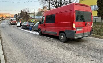FOTO: Pred školou v Demandiciach došlo k nehode, zrazila sa tu dodávka s tromi autami 