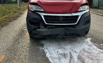 FOTO: Pred školou v Demandiciach došlo k nehode, zrazila sa tu dodávka s tromi autami 