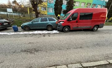 FOTO: Pred školou v Demandiciach došlo k nehode, zrazila sa tu dodávka s tromi autami 