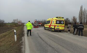 FOTO: Medzi Dvormi nad Žitavou a Novými Zámkami sa zrazili dve autá, jedno skončilo na streche