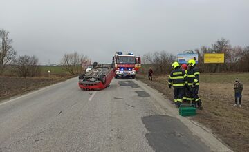 FOTO: Medzi Dvormi nad Žitavou a Novými Zámkami sa zrazili dve autá, jedno skončilo na streche