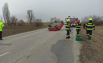 FOTO: Medzi Dvormi nad Žitavou a Novými Zámkami sa zrazili dve autá, jedno skončilo na streche