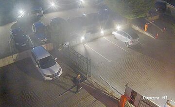 FOTO: Polícia v Nitre objasňuje prípad krádeže. Nepoznáte tieto osoby na záberoch z kamier?