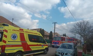 FOTO: Požiar rodinného domu pri Leviciach spôsobil výbuch plynovej bomby