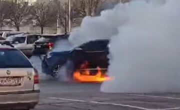 FOTO: V Topoľčanoch zasahovali hasiči, auto zrazu začalo horieť