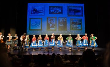 FOTO: Folklórny súbor Furmani oslávil 20 rokov. Galaprogram v nitrianskom divadle priniesol emotívne momenty