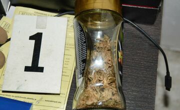 FOTO: Policajti z Levíc pri domovej prehliadke objavili drogy