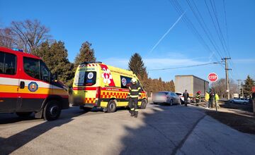 FOTO: V Lužiankach došlo k reťazovej havárii. Jedno osobné auto skončilo pod návesom kamióna