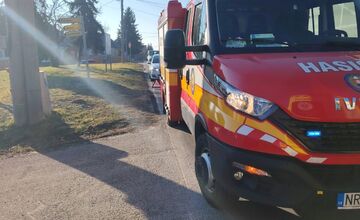 FOTO: V Lužiankach došlo k reťazovej havárii. Jedno osobné auto skončilo pod návesom kamióna