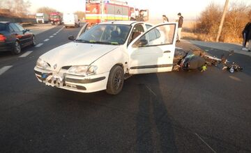 FOTO: Zrážka osobného auta s motorkárom v okrese Komárno