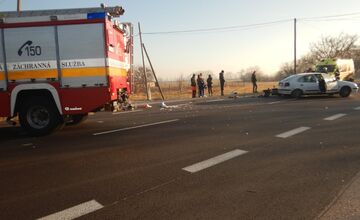 FOTO: Zrážka osobného auta s motorkárom v okrese Komárno