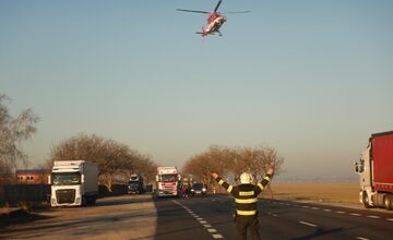 FOTO: Zrážka osobného auta s motorkárom v okrese Komárno