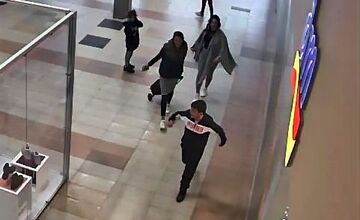 FOTO: Polícia v Nitre objasňuje krádež, nepoznáte osoby na záberoch? 