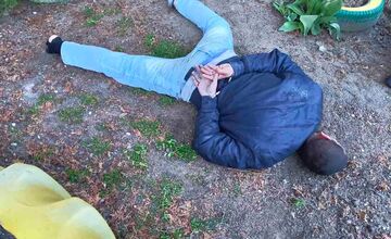 FOTO: Zdrogovaného muža, ktorý vnikol do školy v Leviciach, chytila polícia