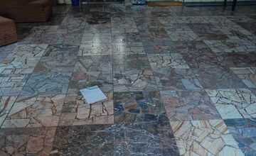 FOTO: Zdrogovaného muža, ktorý vnikol do školy v Leviciach, chytila polícia