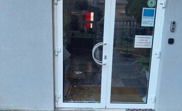 FOTO: Zdrogovaného muža, ktorý vnikol do školy v Leviciach, chytila polícia